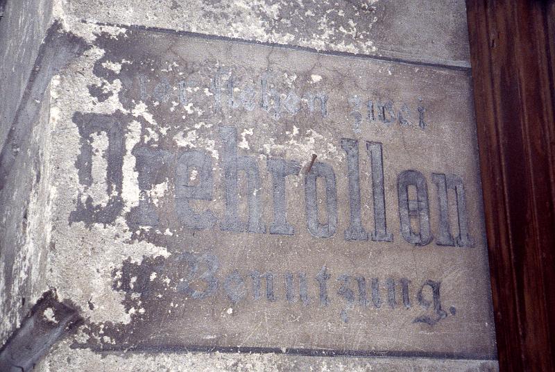 Görlitz, Brautwiesenstr. 24, 14.12.1996.jpg - Hier stehen zwei Drehrollen zur Benutzung